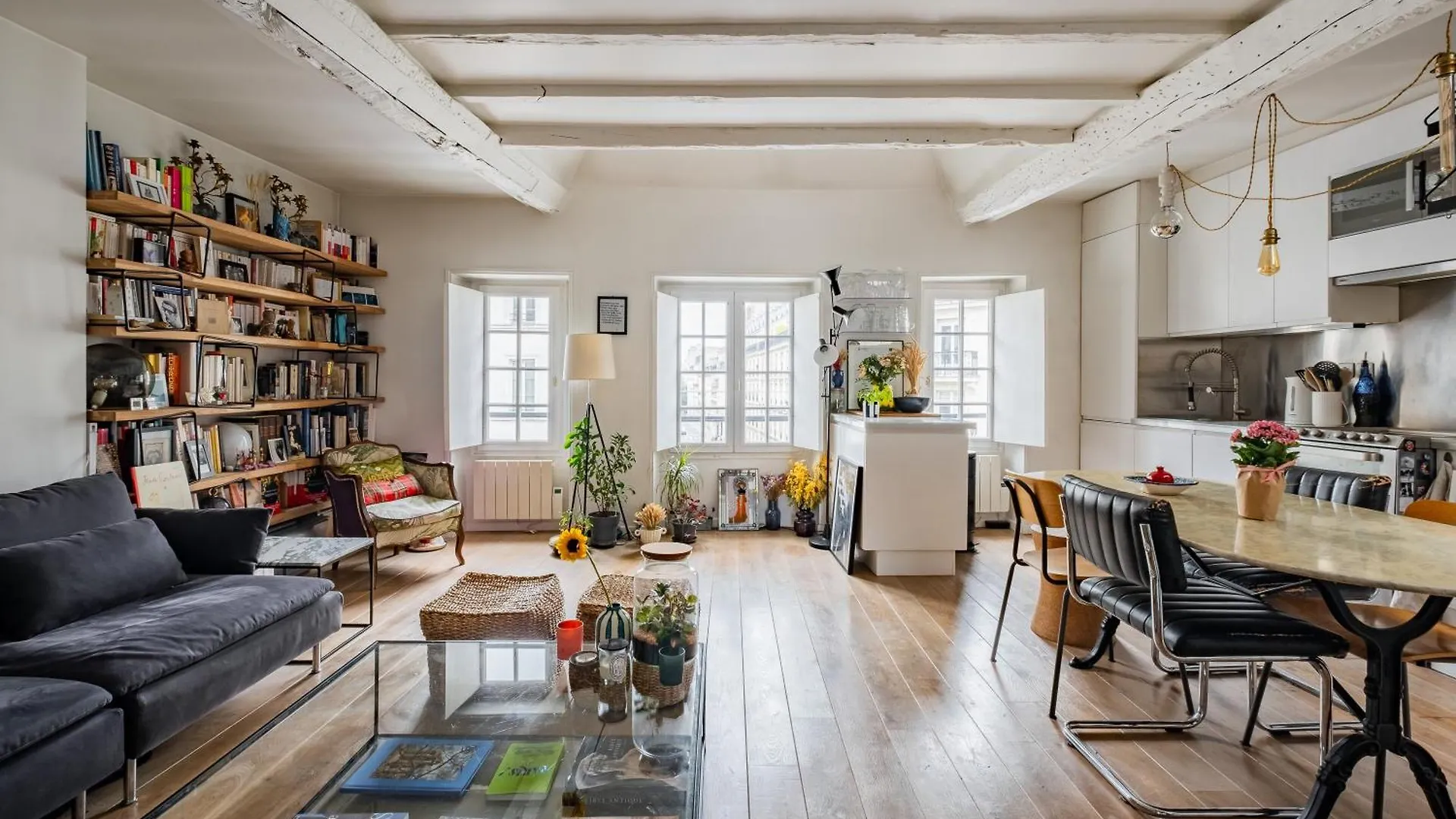 Veeve - Modern-Chic Mezzanine Apartment Paris