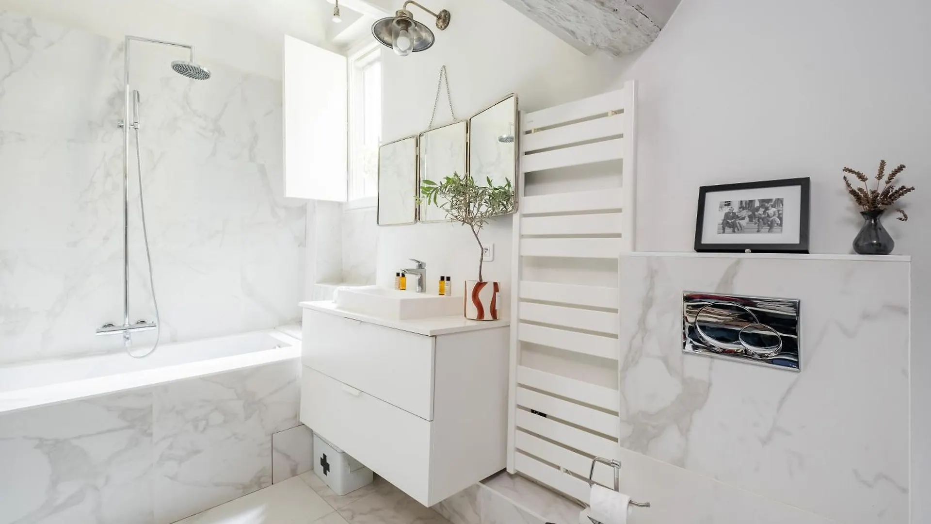Veeve - Modern-Chic Mezzanine Apartment Paris