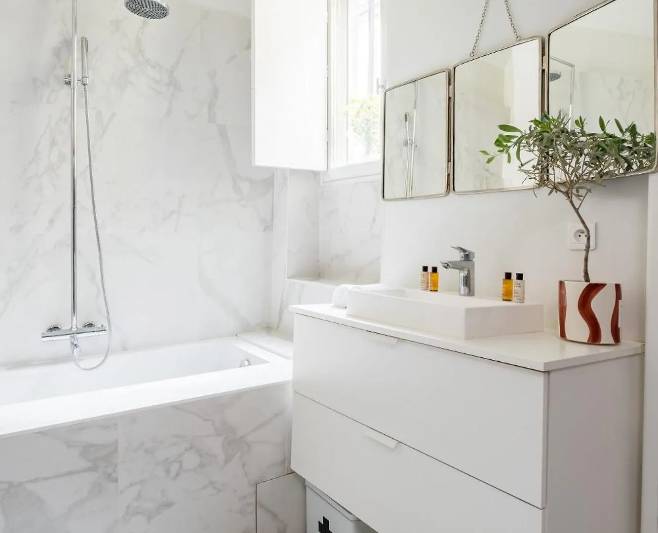 Veeve - Modern-Chic Mezzanine Apartment Paris