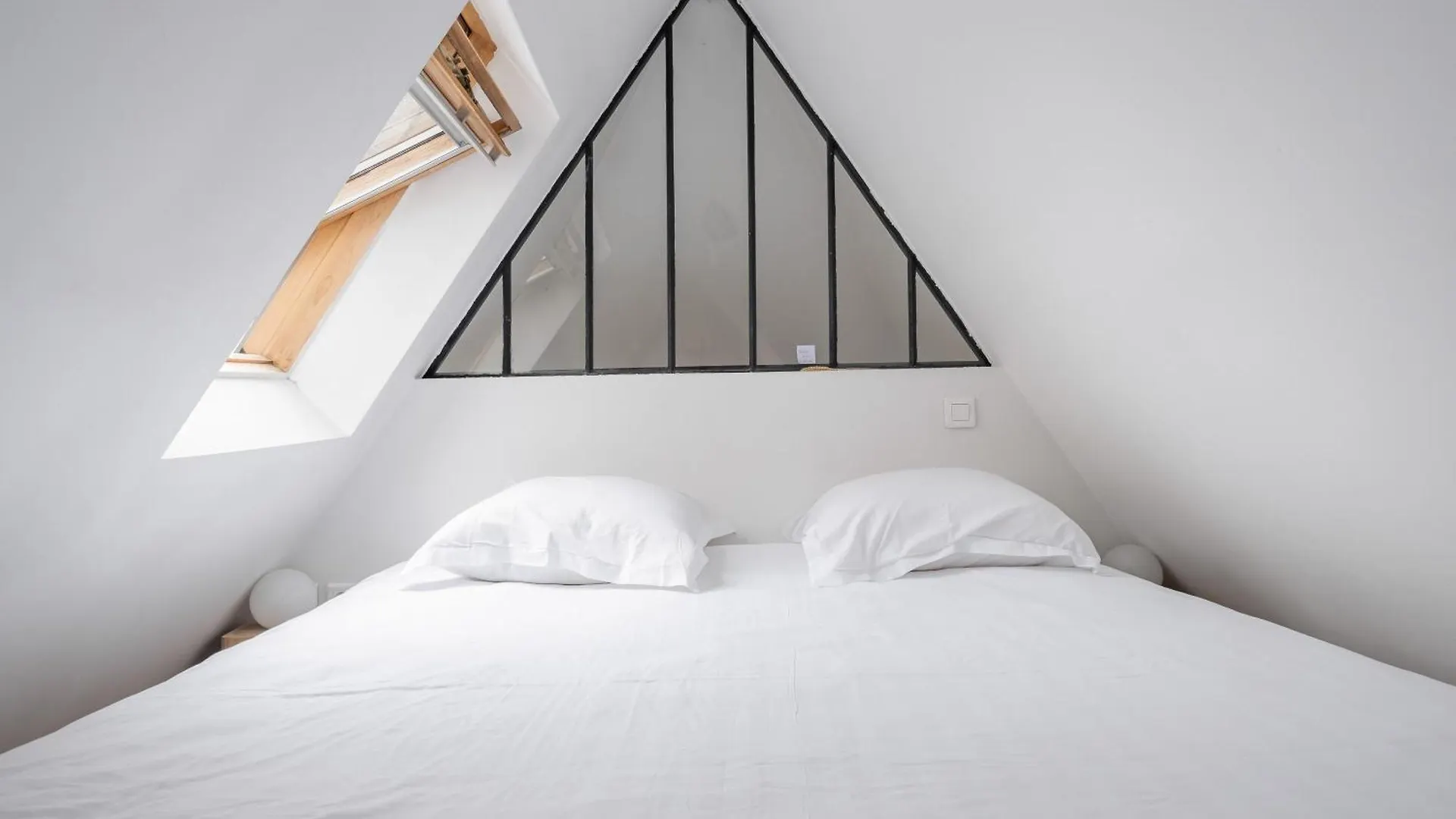 Veeve - Modern-Chic Mezzanine Apartment Paris 0*,  France
